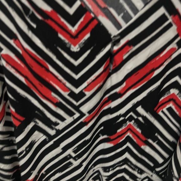 Kasper Women's Zigzag Print Blouse.  Black, Red & Wt. Excellent Condition - Picture 3 of 6